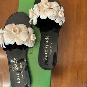 Kate Spade NIB “Jaylee” size 7 adorable jelly slide sandals.Blk w/cream flowers.